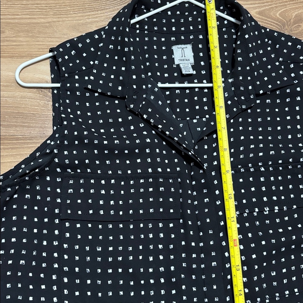 Tristan Black Button-Front Printed Sleeveless Shirt - Picture 8 of 9